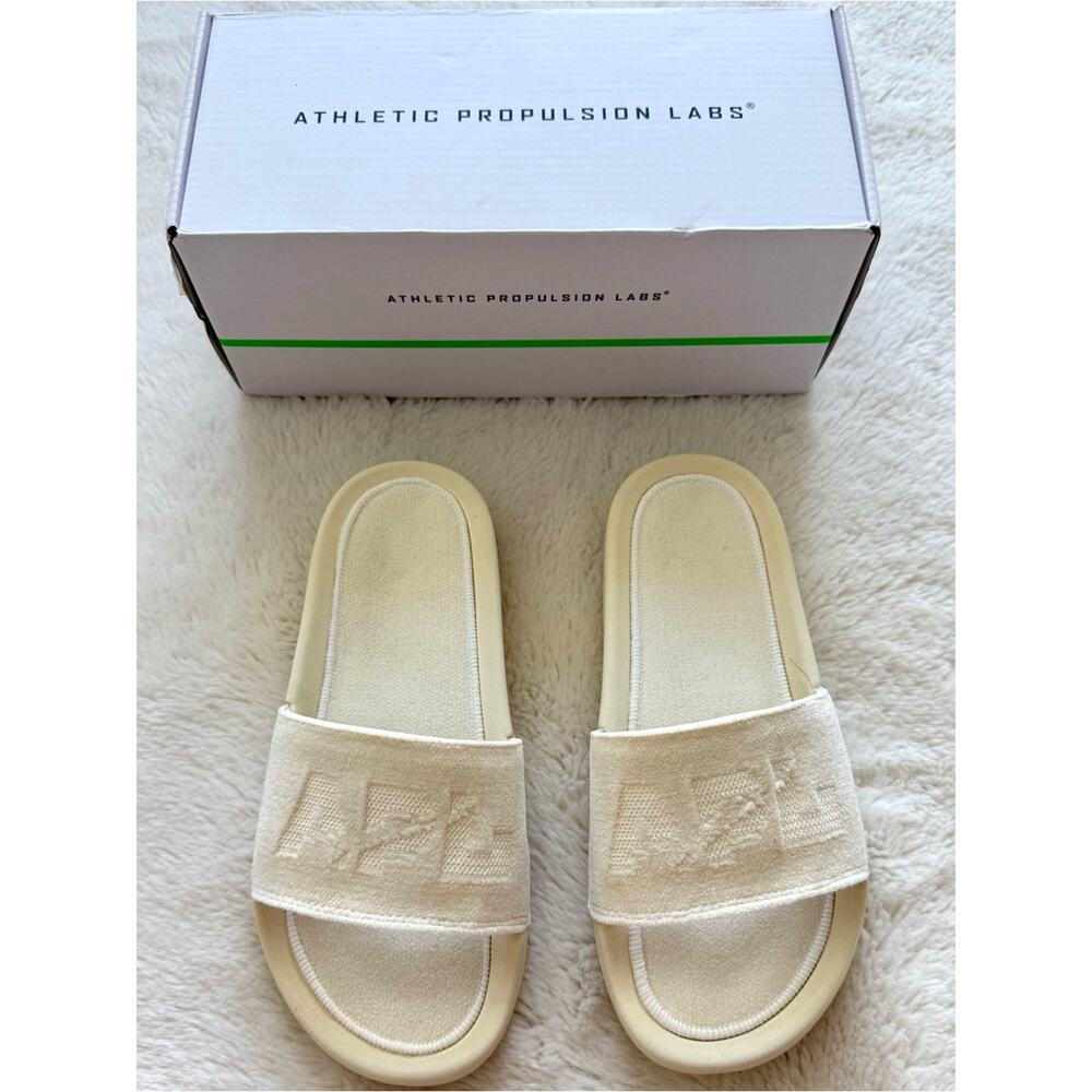NEW!!! APL women white velvet slides size 6 US Retail 130$